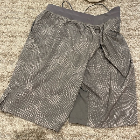 Lululemon T.H.E. Short 11”Size Medium 
Illusion White Light Cast - Picture 3 of 11